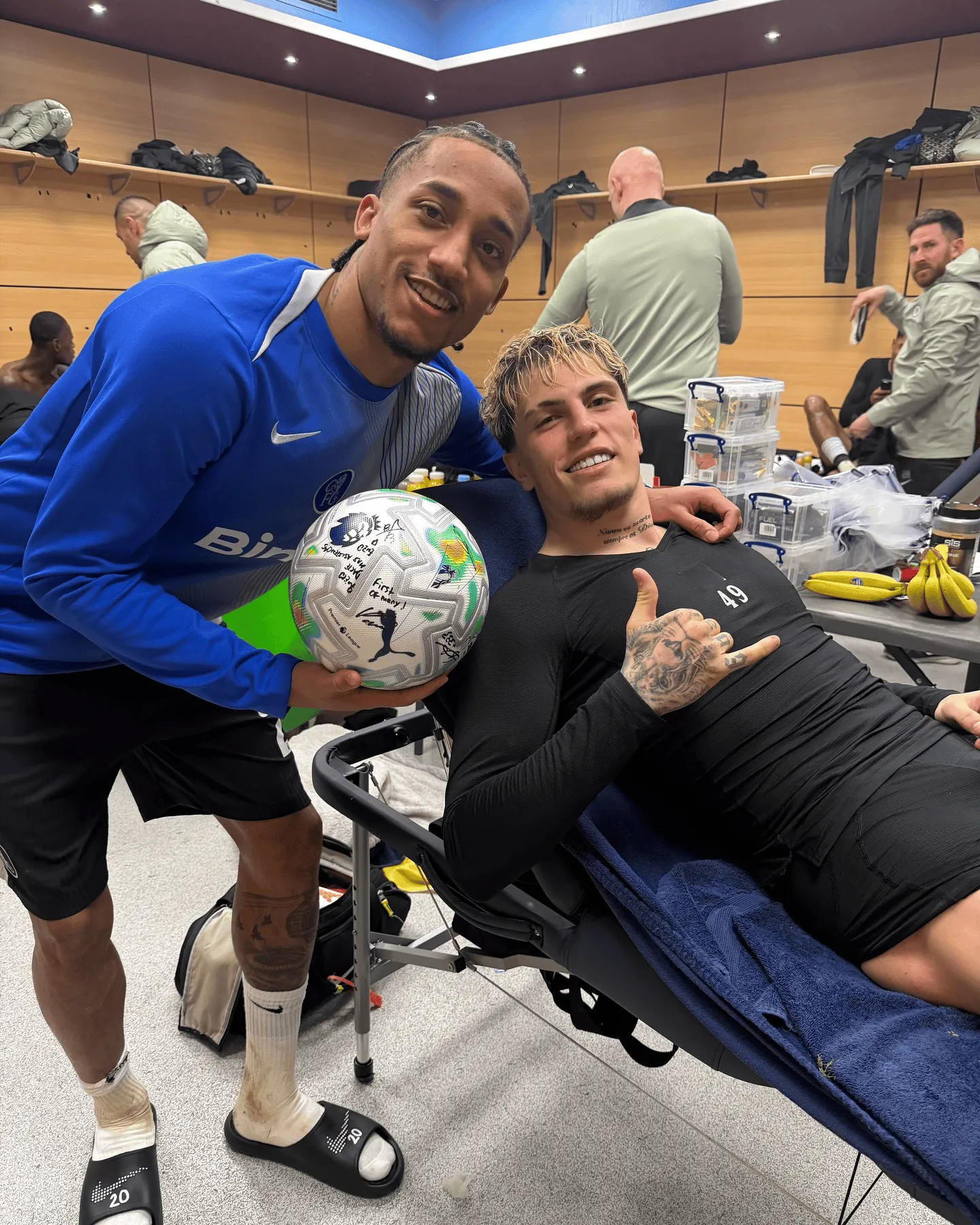 华体会官网入口-加纳乔社媒晒与若昂-佩德罗合影:多么棒的球队啊!